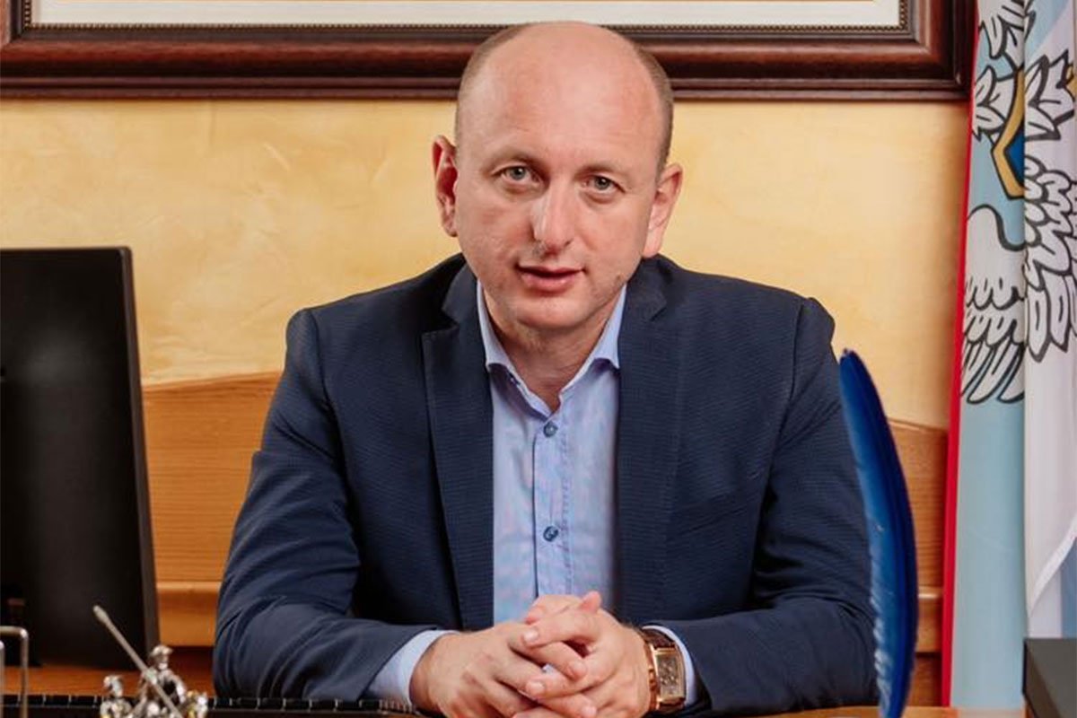 Milan Knežević napadnut na aerodromu