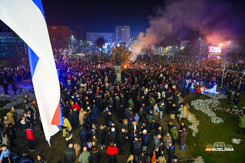 Bijeljina: Paljenjem badnjaka obilježeno Badnje veče (FOTO/VIDEO)