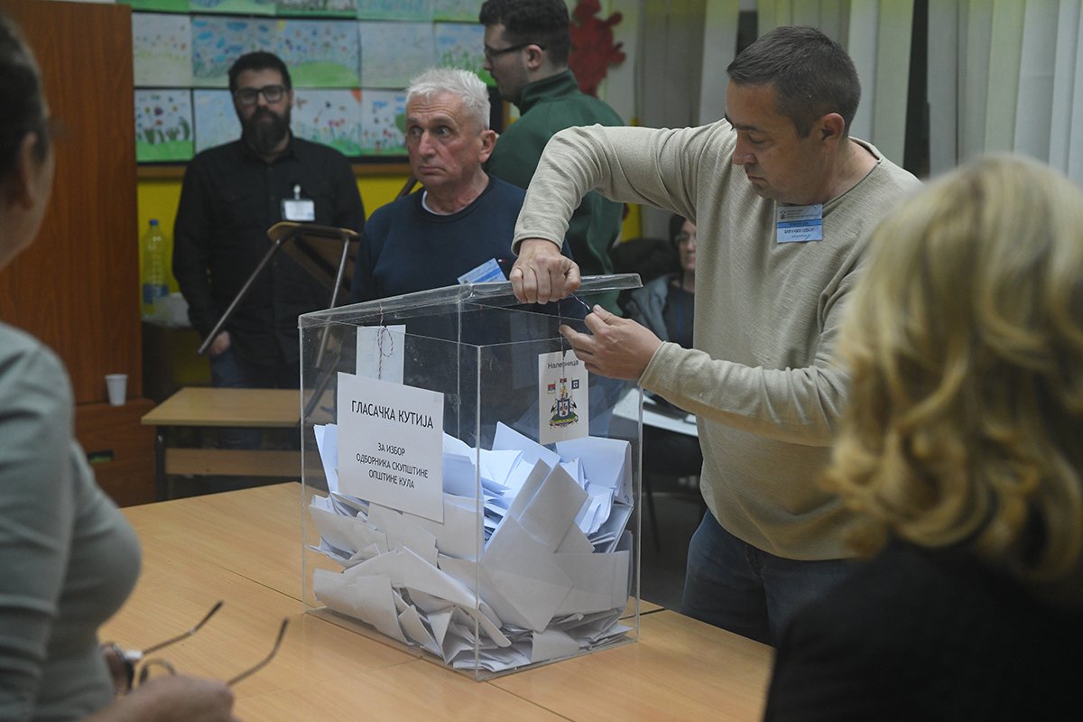 Vučić proglasio pobjedu SNS-a, opozicija tvrdi: Izbori obilježeni nasiljem