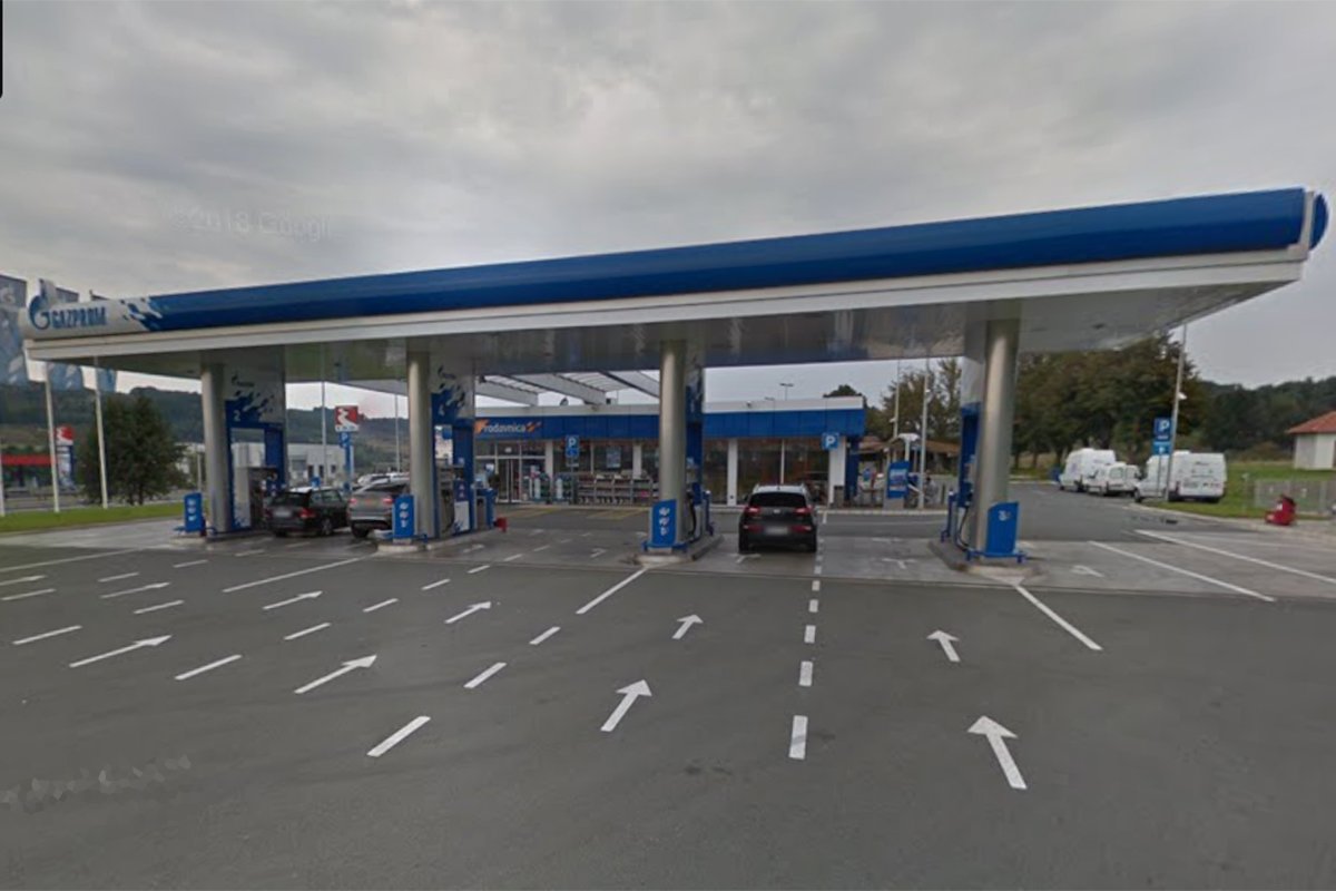 Žena se porodila na parkingu benzinske pumpe