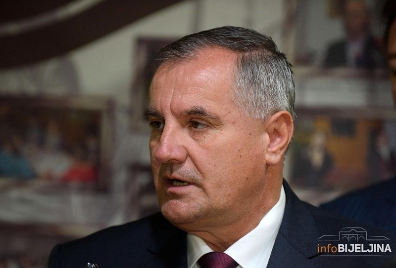 Višković osudio napad na Bijeljince: Nedopustivo da je ćirilica ponovo motiv