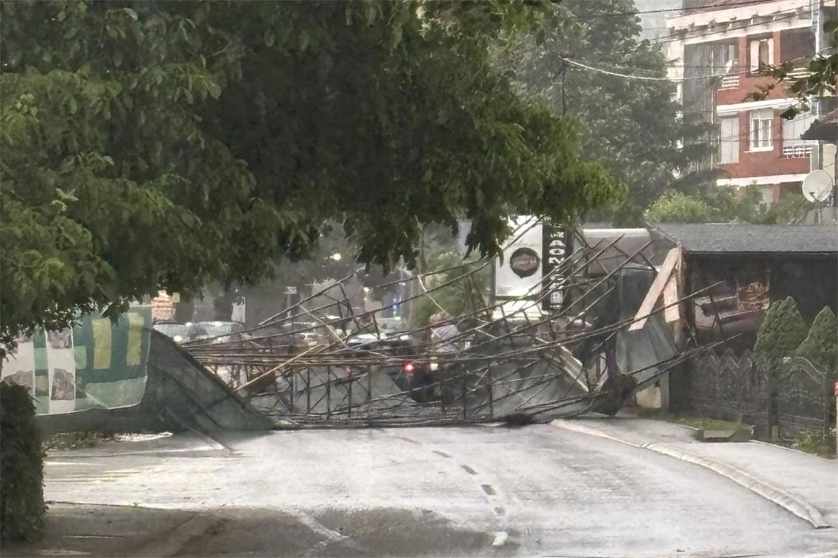 Skela pala na automobil u Doboju, vatrogasci izvukli putnike