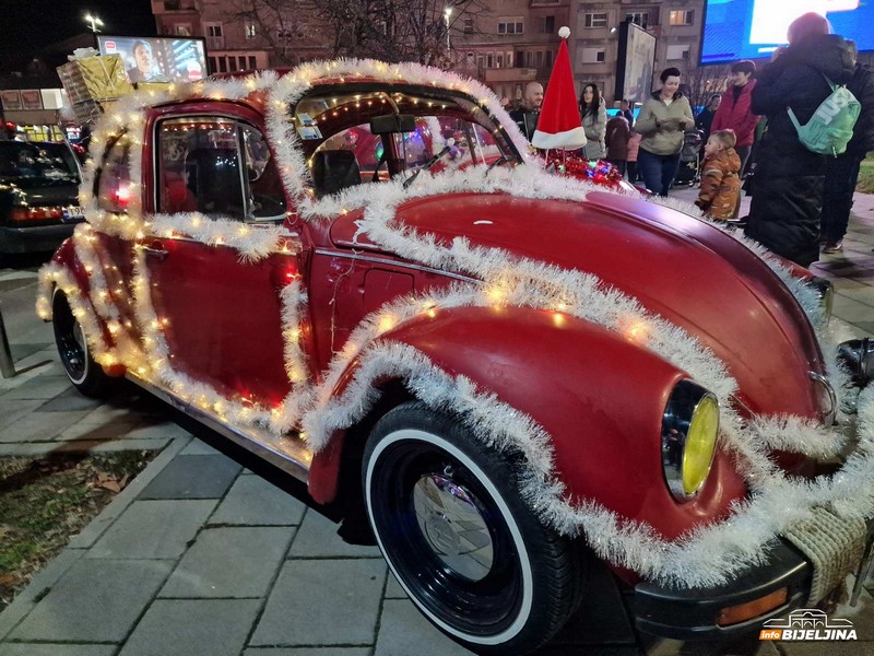 Bijeljina: I oldtajmeri u novogodišnjem ruhu – izložba starih automobila upotpunila Zimski korzo (FOTO)