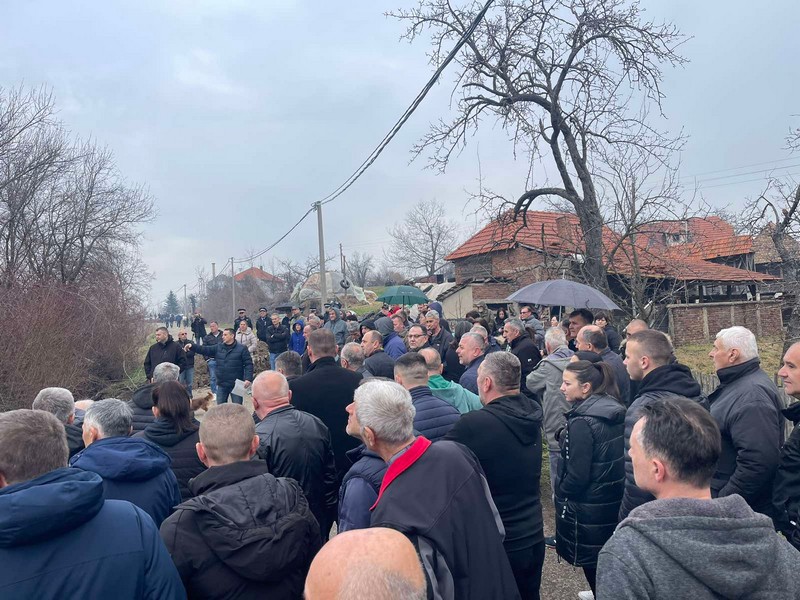 Protest mještana Starog Ugljevika: “Radovi rudnika nam ugrožavaju život” (FOTO)