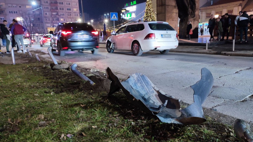 Bijeljina: Sletio sa ulice i pokosio stubiće u centru grada (FOTO)