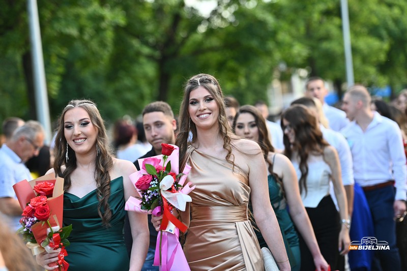 Maturanti Poljoprivredne i medicinske škole Bijeljina zakoračili u novi životni period (FOTO, VIDEO)