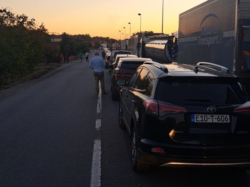 Ogromne kolone na Sremskoj Rači, pao sistem (FOTO)