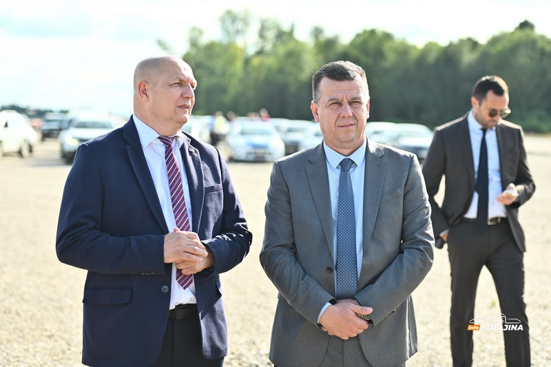 Čubrilović i Vesić na gradilištu auto-puta Rača–Bijeljina (FOTO)