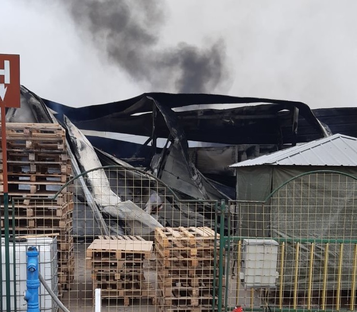 Požar u Bijeljini: Izgorjelo nekoliko proizvodnih hala (FOTO)