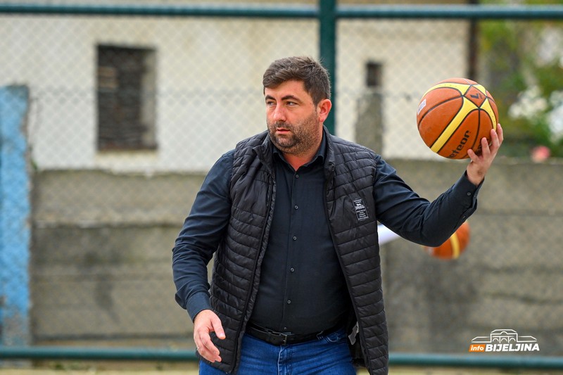 I gradonačelnik zaigrao košarku: Mališani u Vidovdanskoj dobili savremeni teren (FOTO)
