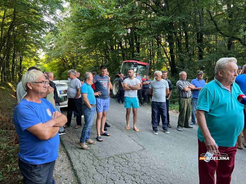 Bijeljina: Protest mještana više naselja zbog ukopavanja svinja, zaprijetili i blokadom puta (FOTO, VIDEO)