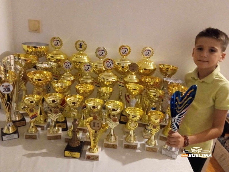 Šahista David Perić (10) iz Bijeljine dominira u kategorijama starijih: Svaku partiju zapamti do detalja, gdje god ode osvoji medalju /FOTO/