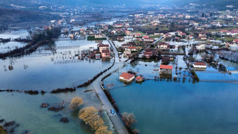 Dramatično stanje u Crnoj Gori, ljudi evakuisani:
