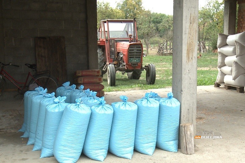 Mladi Semberac obrađuje 200 dunuma, hrani stoku i sam se o svemu brine: Teško naći djevojku koja bi da živi u selu