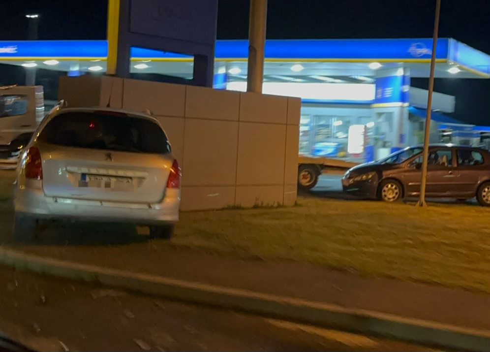 Udes u Bijeljini: Vozilom udario u totem na benzinskoj pumpi (FOTO)