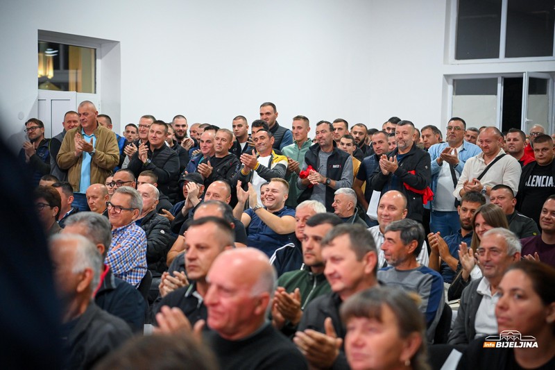 Prepun Dom kulture u Velikoj Obarskoj na tribini SNSD-a, Milovanović pozdravljen velikim aplauzom (FOTO)
