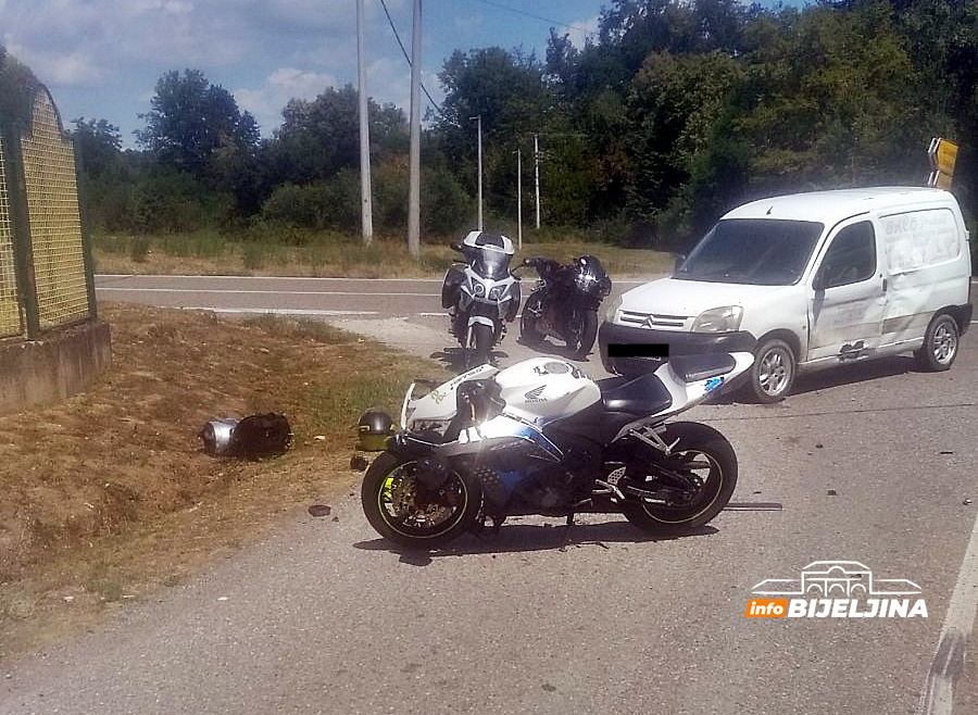 Nezgoda u Dragaljevcu kod Bijeljine, motociklista prevezen na Urgentni (FOTO)