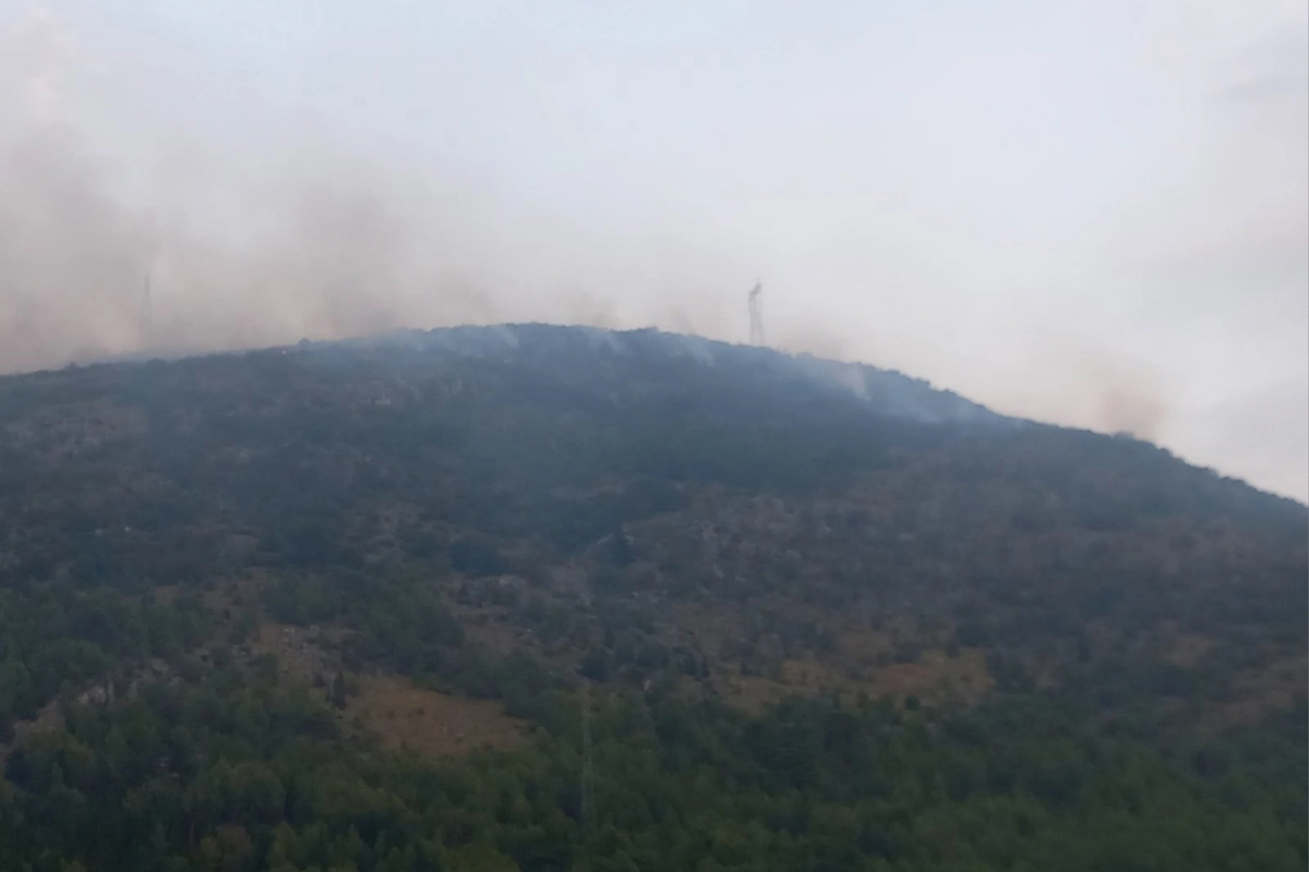 Požar kod Trebinja prijeti selu, helikopter u akciji