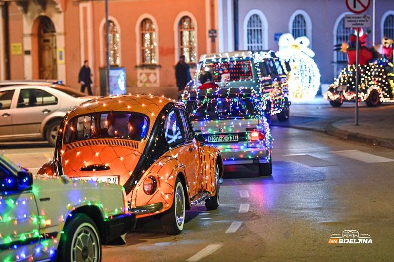 Bijeljina: I oldtajmeri u novogodišnjem ruhu – izložba starih automobila upotpunila Zimski korzo (FOTO)