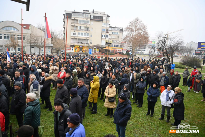 Protest u Bijeljini zbog hapšenja Petrovića: Ko je ušao u zgradu policije? (FOTO)