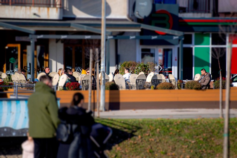 Bijeljinske ulice i kafići pune građana, već sutra slijedi velika promjena (FOTO)