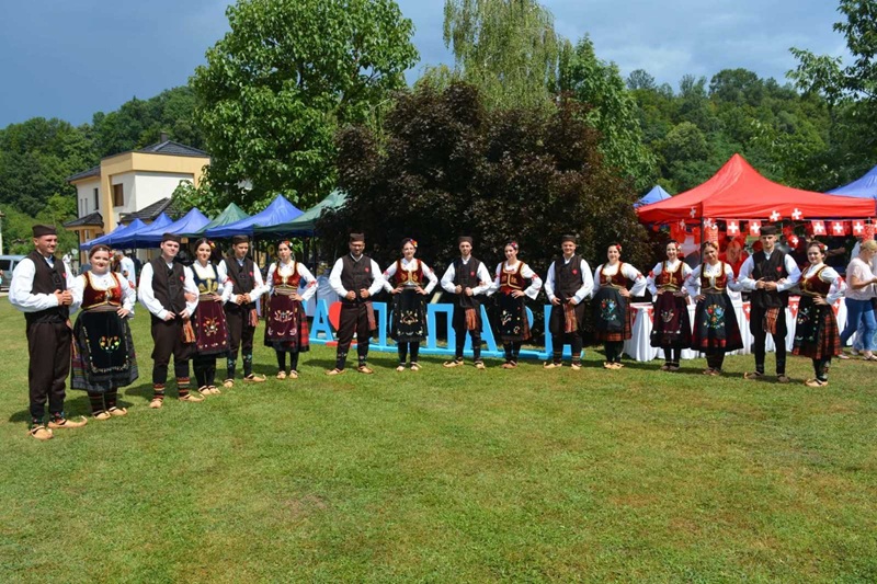 Sajam domaćih proizvoda u Loparama okupio dijasporu i goste iz Švajcarske /FOTO/