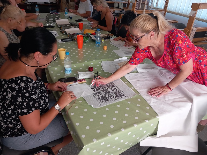 Žene sa invaliditetom iz Bijeljine uče da pletu i vezu – projekat koji čuva tradiciju i kulturu (FOTO)