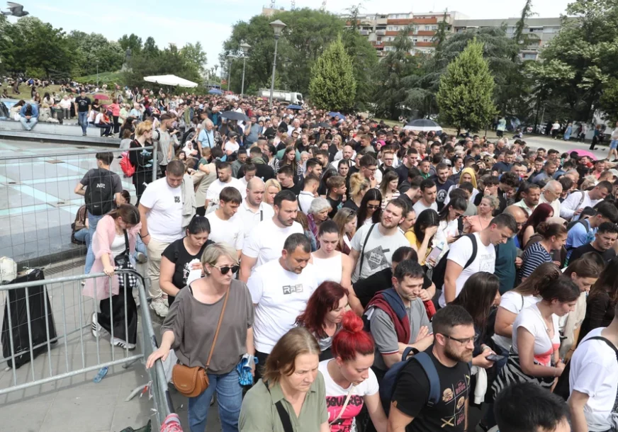 Drama u Beogradu: Flašama gađala vjernike dok su čekali cjelivanje