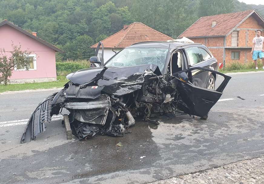 Četvoro povrijeđenih kod Bratunca: Jedan auto smrskan, drugi na krovu (FOTO)