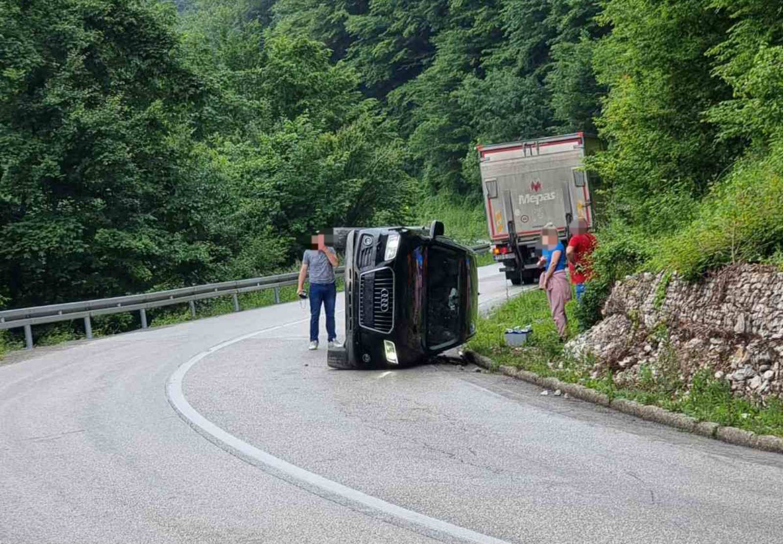 Udes na Majevici: Prevrnuo se “audi”