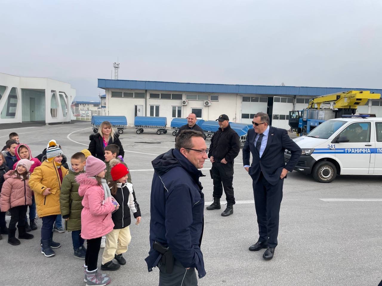 Zanimljiv susret Dodika i mališana na sarajevskom aerodromu (VIDEO)