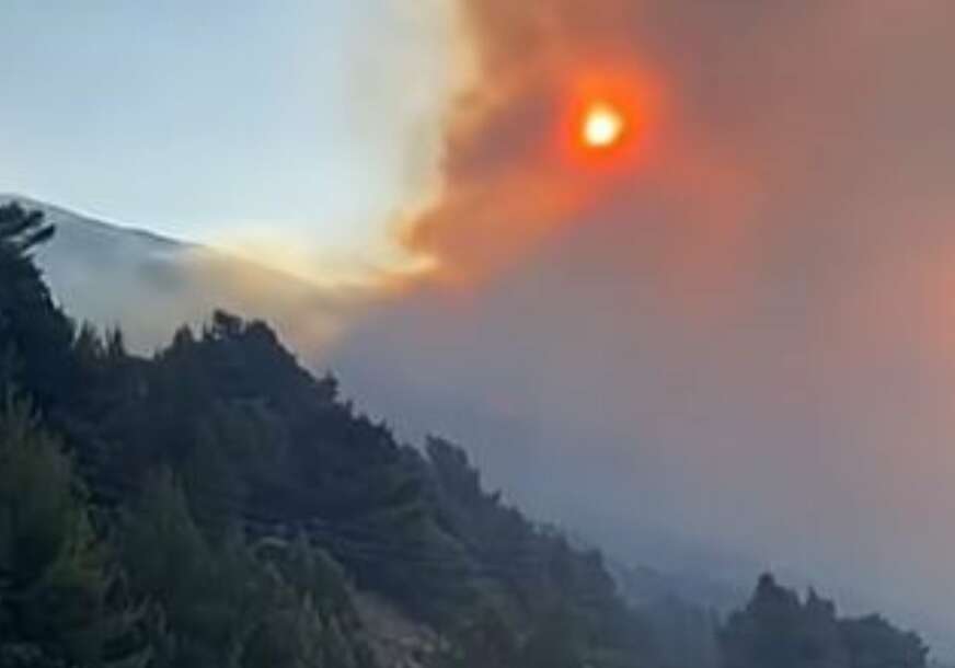 POLICIJA TRAŽI PIROMANA Kuće izgorjele, vatra stigla do mora, plaže evakuisane
