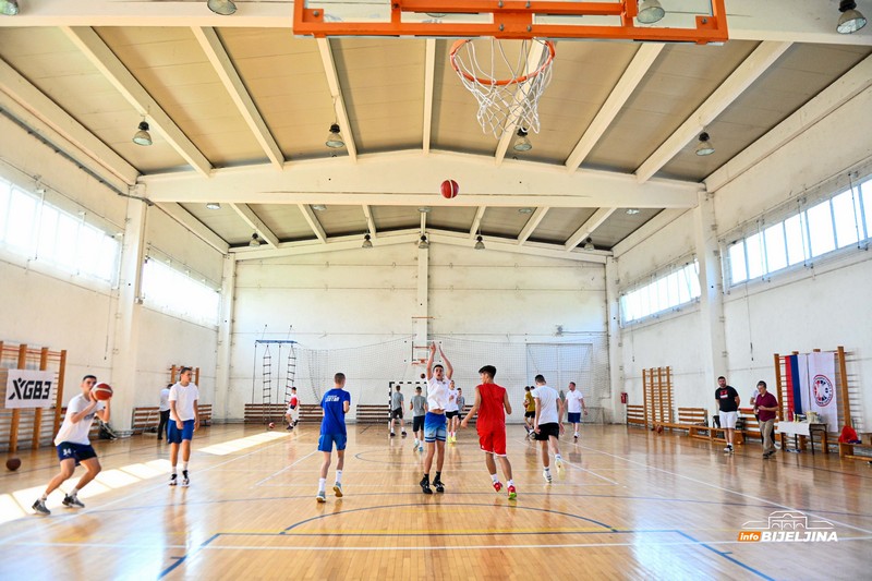 U Bijeljini otvoren Košarkaški kamp, učestvuje 30 najboljih dječaka i djevojčica (FOTO)