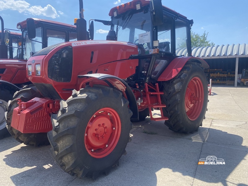 Semberac traktor od 70.900 platio 28.300 KM: Belarusi imaju klimu, ali i anatomska sjedišta (FOTO)