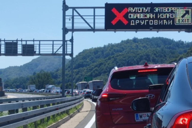 Kilometarska kolona i dalje pred Drugovićima, saobraćaj na auto-putu obustavljen već devet časova (VIDEO)