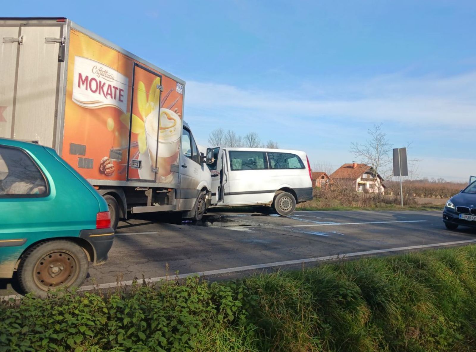 Sudar kamiona i kombija na putu Bijeljina - Ugljevik (FOTO) 