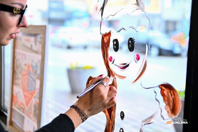 Bijeljinka oslikava izloge prazničnim motivima i donosi novogodišnju radost među sugrađane (FOTO)
