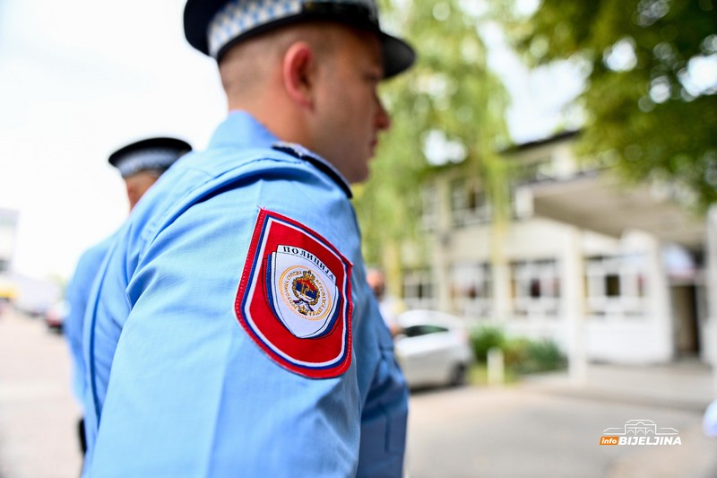 BEZBJEDNOST PODIGNUTA NA VIŠI NIVO  Bijeljinske đake čuva 16 policajaca, motre i školu i ulicu (FOTO)