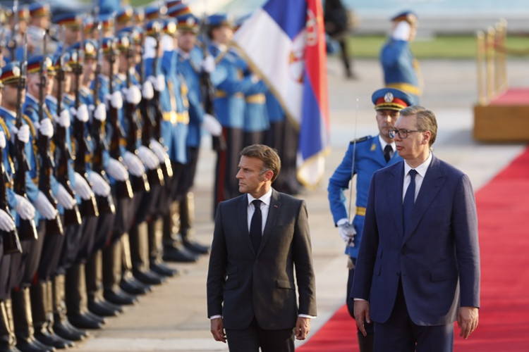 Vučić upriličio svečani doček za predsjednika Francuske