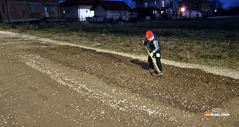 Komšije se okupile i zasukale rukave: Saniran put u bijeljinskom naselju (FOTO)