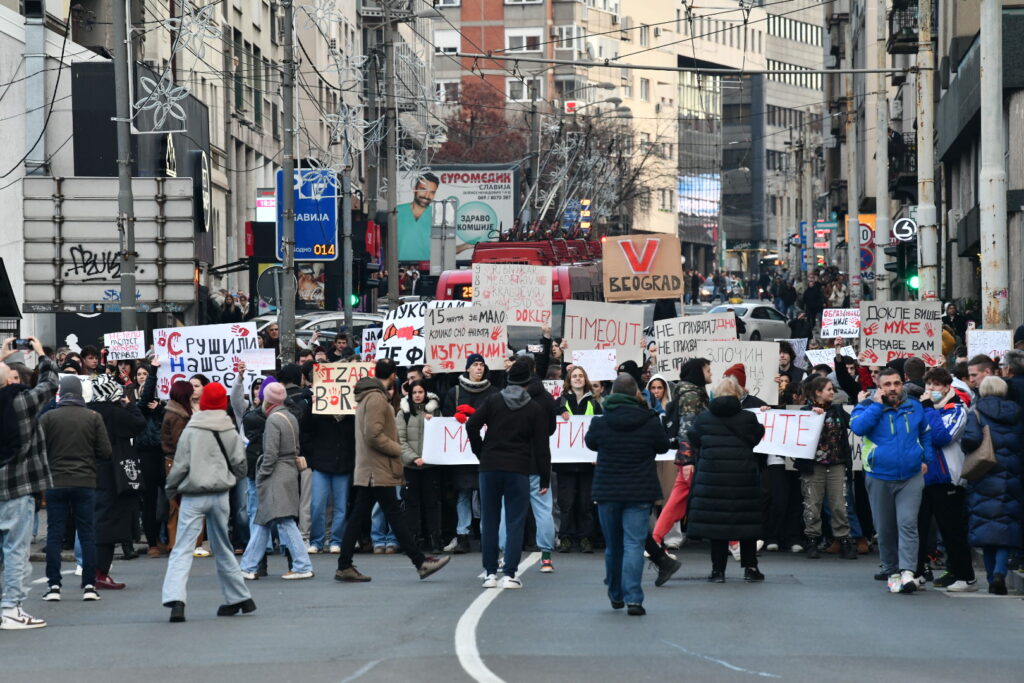 Protesti u Beogradu: Studenti šetaju ulicama, građani ih pozdravljaju