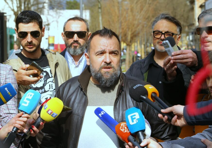 Stvorena je atmosfera lova na novinare: Morača i Trifunović održali pres ispred Palate Republike (FOTO)