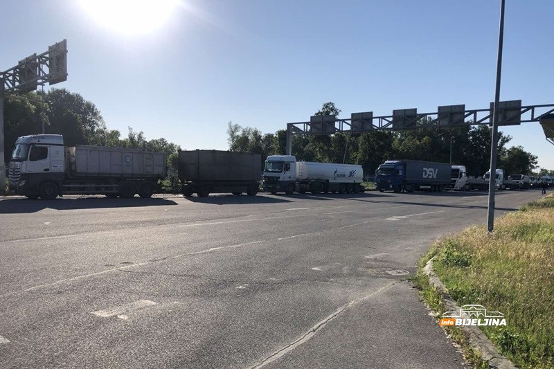 Štrajk prevoznika usporio saobraćaj u RS i FBiH: Kamioni blokiraju puteve, putnička vozila prolaze