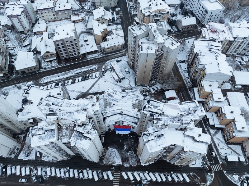 Zastava Srpske zavijorila se iznad bijeljinskih bijelih zgrada (FOTO)