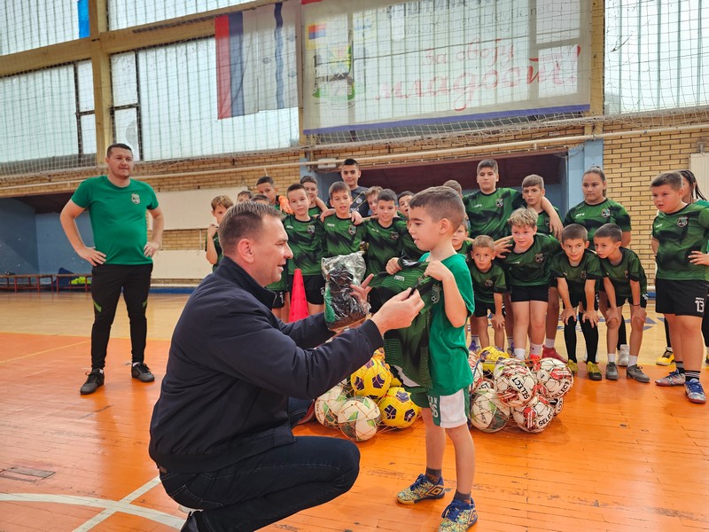 Podrška mladim ugljevičkim fudbalerima: Uručena sportska oprema Školi fudbala 