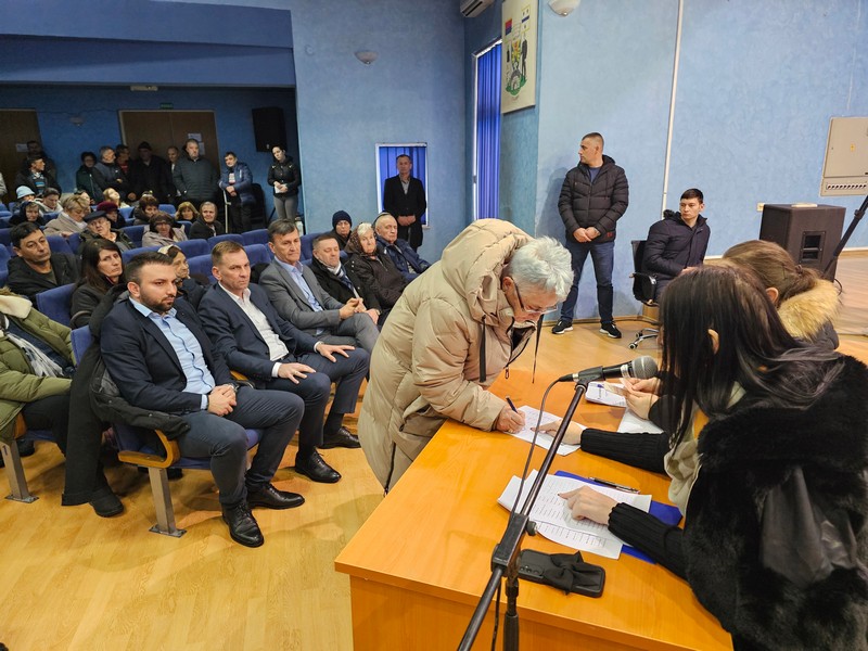 Ugljevik ne zaboravlja heroje: Porodicama poginulih boraca i vojnim invalidima uručeno po 150 KM povodom Božića