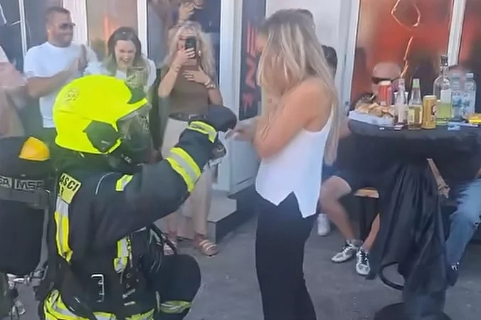 Mostarski vatrogasac stigao pod rotacijama pa kleknuo pred Anu: Pogledajte kako je završila nesvakidašnja prosidba
