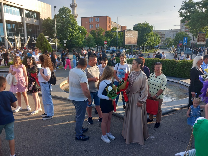 Održan defile maturanata Ekonomske škole: „Od sutra postajemo ljudi“ (FOTO)