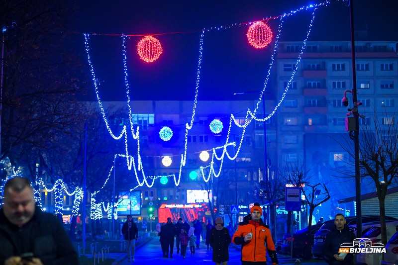 Novogodišnja rasvjeta obasjala Bijeljinu (FOTO)