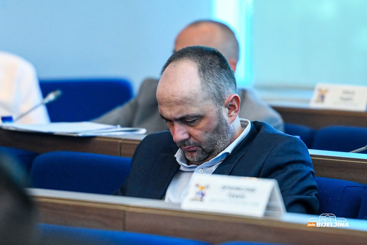 “Ćutolozi” u Skupštini Grada Bijeljina: Četiri odbornika se nijednom nisu javila za riječ (SPISAK)